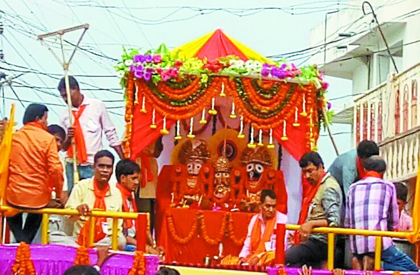 Lord Jagannath's Rath Yatra रिमझिम बारिश के बीच सुभद्रा और बलभद्र के साथ निकली भगवान जगन्नाथ की रथयात्रा