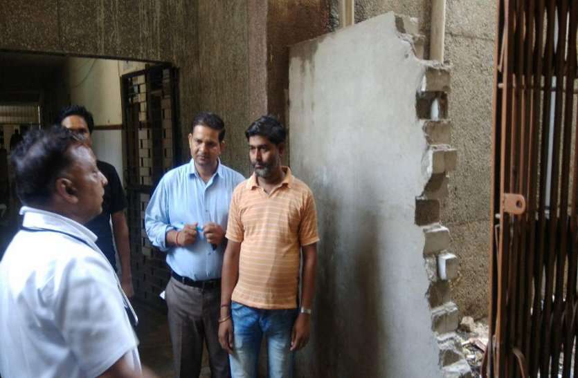 inspection ड्रेस कोड में समय पर अस्पताल आने की आदत डालें डॉक्टर्स