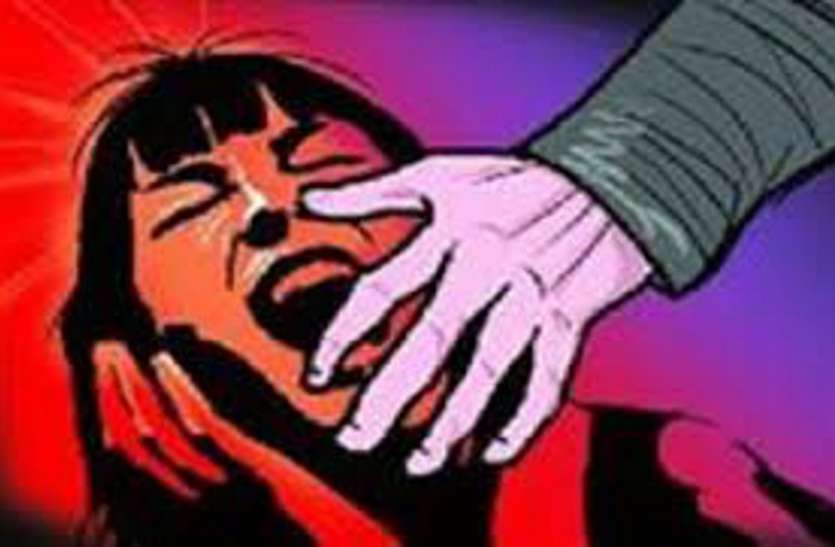 छह साल की मासूम बालिका से दुष्कर्म के आरोप में कोर्ट ने ६५ वर्षीय वृद्ध को आजीवन कारावास की सजा सुनाई है। मासूम से दुष्कर्म के आरोपी वृद्ध को आजीवन कारावास, छेडछाड़ में एक साल की सजा