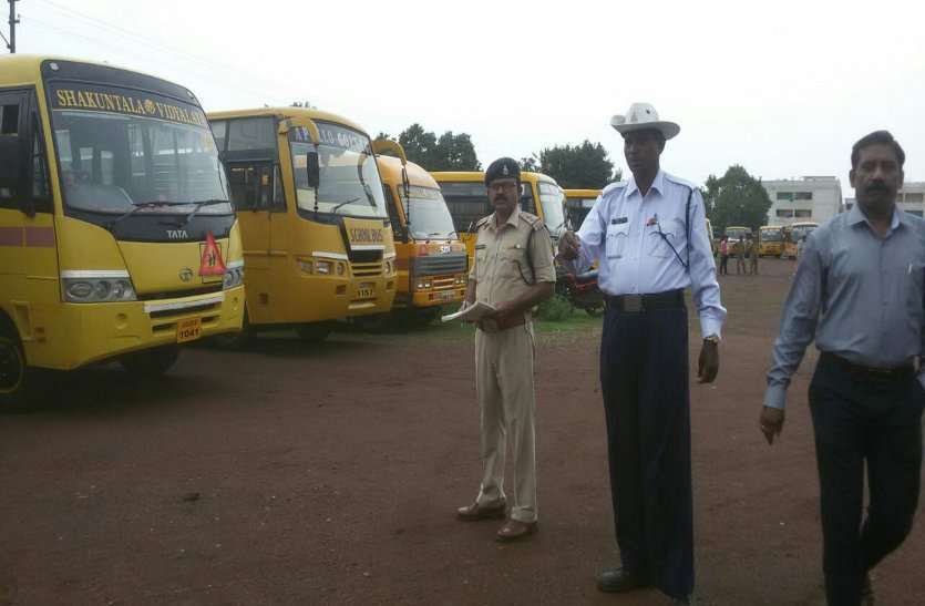 bus fitness test पुलिस परेड ग्राउंड में फिटनेस टेस्ट में पहुंची बसों के साथ चालकों का भी हुआ टेस्ट