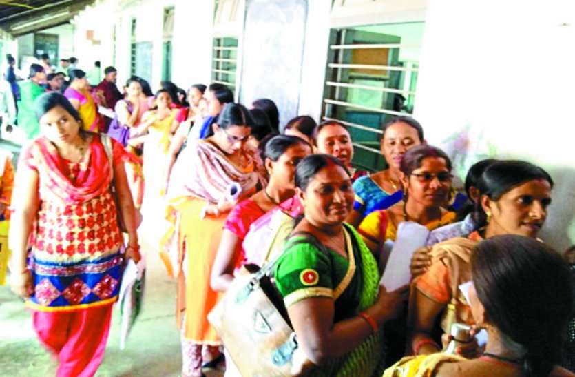 cg news संविलियन की फार्मेल्टी को पूरा करने लगाया गया दो दिवसीय शिविर, अब भी 12 सौ शिक्षाकर्मियों को करना पड़ेगा इंतजार