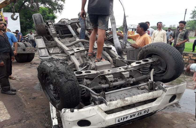 cg news बड़ा हादसा टला: गर्ल्स कॉलेज के पास ऐसे पलट गई बोलेरो, ड्राइवर को खरोंच तक नहीं आई