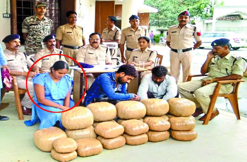 cg news ये महिला पुलिस नहीं, वर्दी में दो युवकों के साथ कर रही थी ये काम, जानकार उड़ जाएंगे होश
