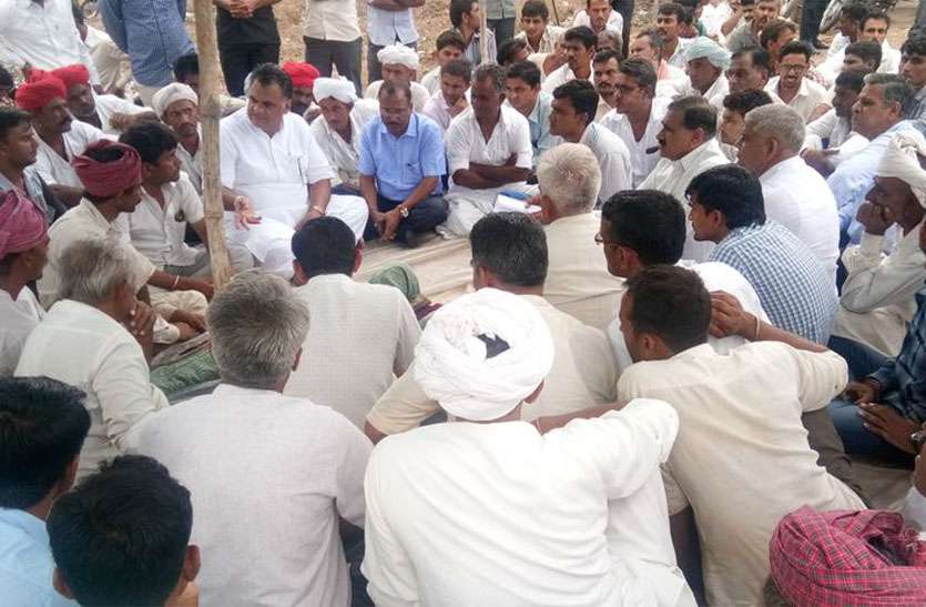death by electricity shock शव के साथ 16 घंटे तक जीएसएस पर किया प्रदर्शन, समझाइश पर माने ग्रामीण