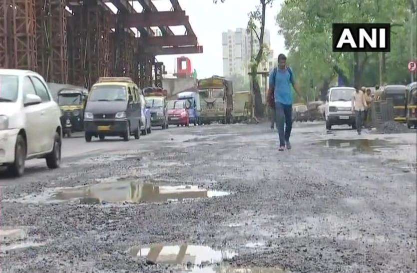 mumbai pothole मुंबई: गड्ढों से होने वाली मौतों पर मनसे का विरोध प्रदर्शन, मंत्रालय के बाहर खोद डाली सड़क
