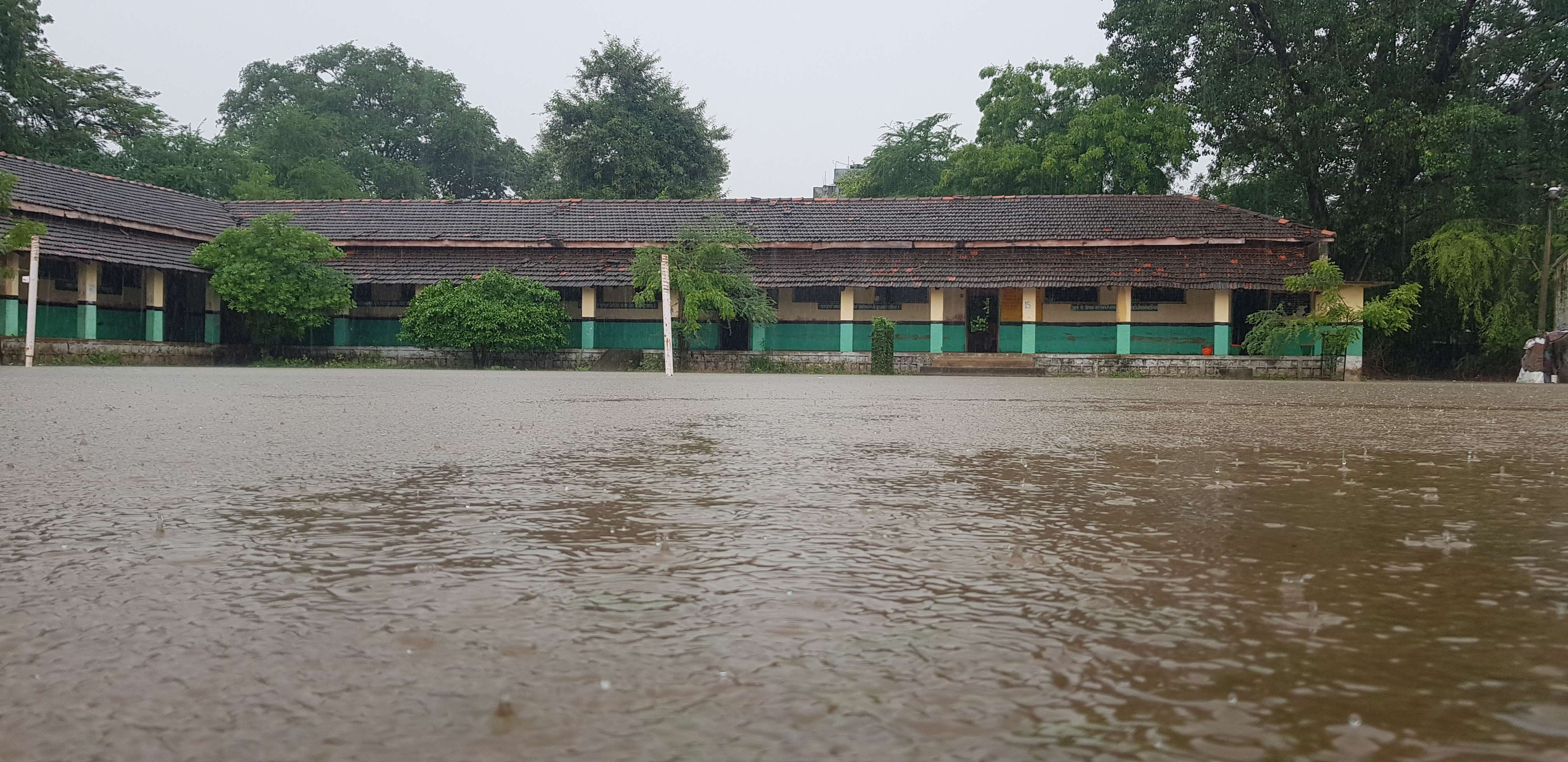 heavy rain in hoshangabad and betul बारिश का कहर स्कूलों में घुसा