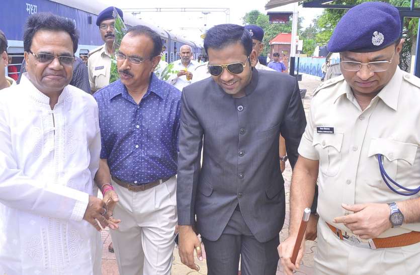 In 1976, the student who studied at the Government School in Burhanpur, is preparing for hi-tech police 1976 में जिस छात्र ने बुरहानपुर की सरकारी स्कूल में पढ़ाई वह हाईटेक पुलिस कर रहे तैयार