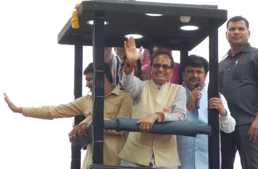 cm shivraj दिल से बात करना भूल गए शिवराज, जन आशीर्वाद पर किया फोकस