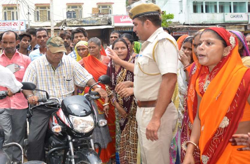 पानी की समस्या को लेकर गुस्साए ग्रामीणों ने लगाया जाम, जताया रोष पानी की समस्या को लेकर गुस्साए ग्रामीणों ने लगाया जाम, जताया रोष