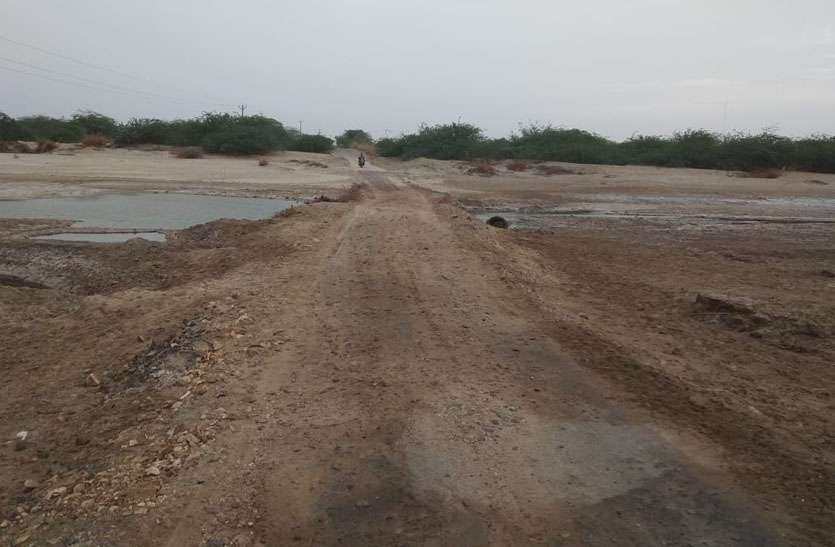 Damed roads in Hadecha area एक साल बाद भी नहीं सुधरा भवातड़ा-रिड़का जाने वाला मार्ग