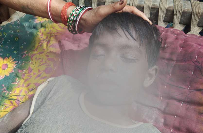 Boy death in suspicious condition in Sultanpur crime news नहर में उतराता मिला मासूम का शव, तंत्र-मंत्र के चक्कर में हत्या का आशंका