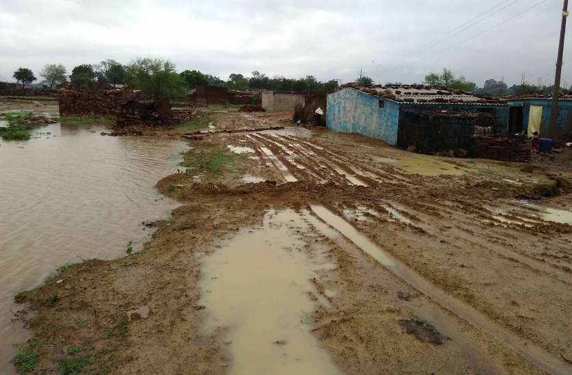 School raining rain mud student bothered कीचड़ से डगर हुई मुश्किल, विद्यार्थी भी परेशान