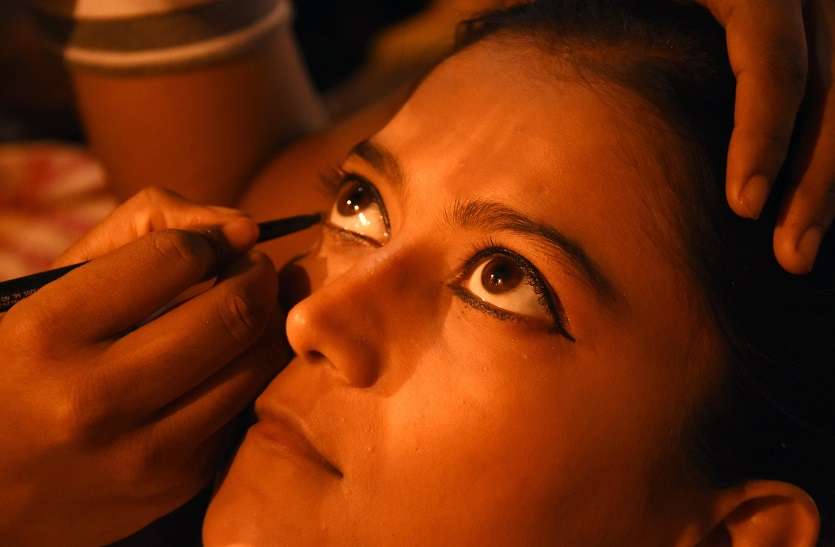 makeup रोल के अनुसार एक्टर को करना होता है मेकअप