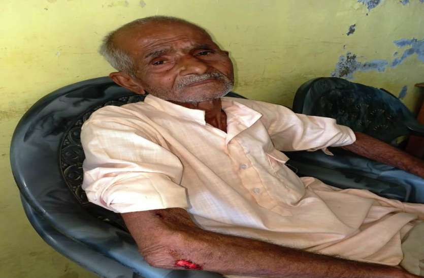 etawah जमीन जायजाद को अपने नाम कराने के लिए बेटों ने बाप को मार मार कर किया मरणासन्न