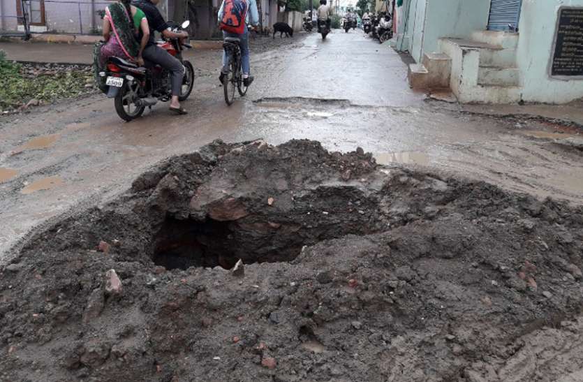 harda hindi news गड्ढों में फंस रहे वाहन, सड़कों पर आवारा मवेशियों से हो रहे हादसे