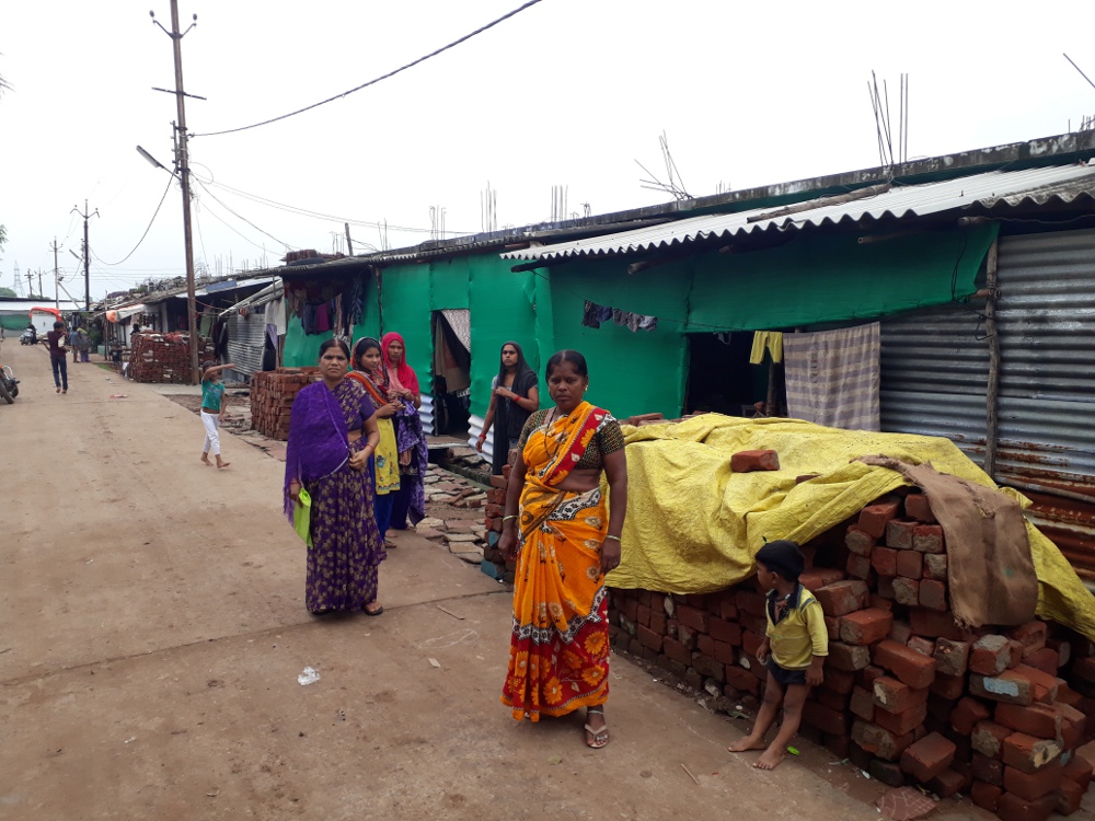 itarsi, nagarpalika, ihsdp, house crack, leakej दरके गरीबों के मकान, छतों से टपक रहा पानी