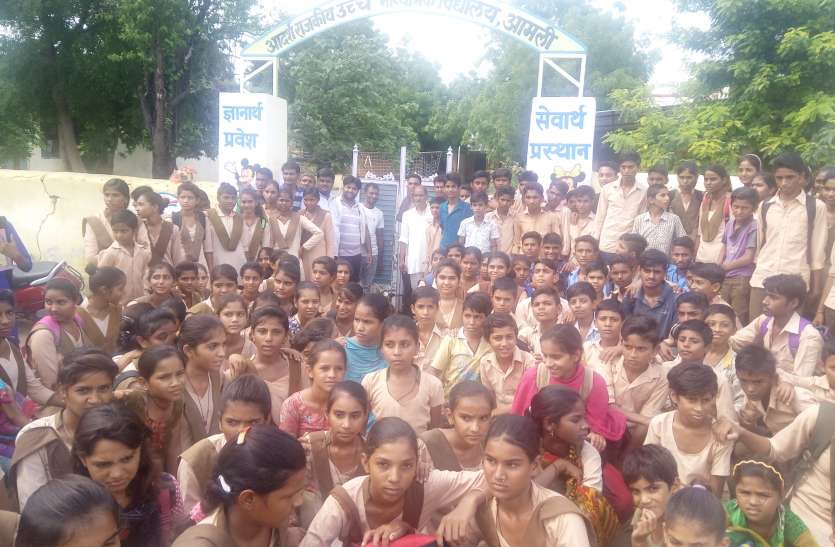 Do not let the teachers go inside, know what happened that students wh शिक्षकों को नहीं घुसने दिया भीतर, जानिए क्या हुआ ऐसा जो छात्रों ने लगा दिया ताला