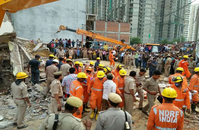 rescue GREATER NOIDA LIVE : पोस्टमॉर्टम हाउस में रोते रहे परिजन और रातभर पड़े रहे शव