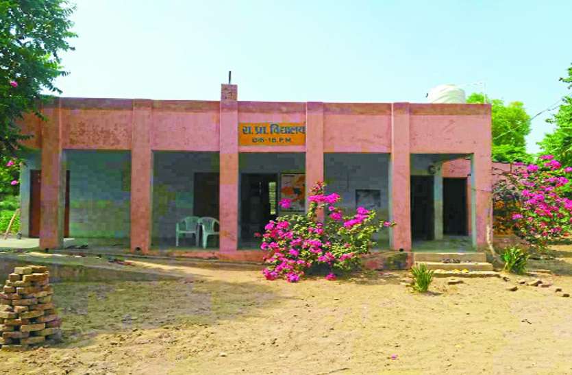school मूलभूत सुविधाओं को तरसता विद्यालय