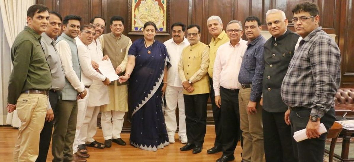 file वित्तमंत्री से मिले कपड़ा उद्यमी, पूछा- वीवर्स के साथ अन्याय क्यों?