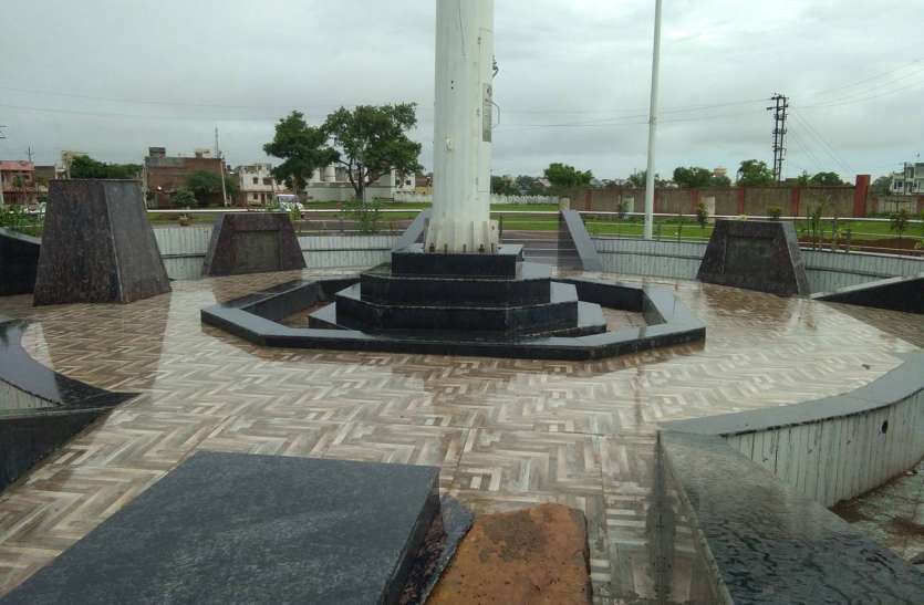 pratapgarh 100 फीट ऊंचे तिरंगे का 26 जनवरी को था इंतजार, अब 15 अगस्त से पहले पूरे होंगे सपने