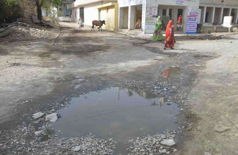 कीचड झमाझम बारिश के बाद भी लोगों को उमस भरी गर्मी से राहत नहीं मिल पा रही, कीचड़ से अटे रास्तों से निकलना दूभर हुआ