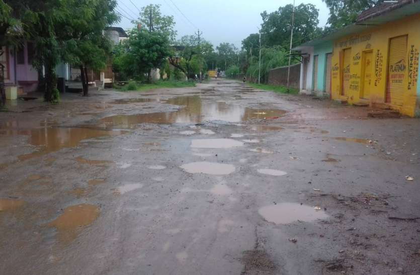 pratapgarh दर्शनीय स्थलों पर जाएं कैसे, सडक़ें चलने लायक भी नहीं