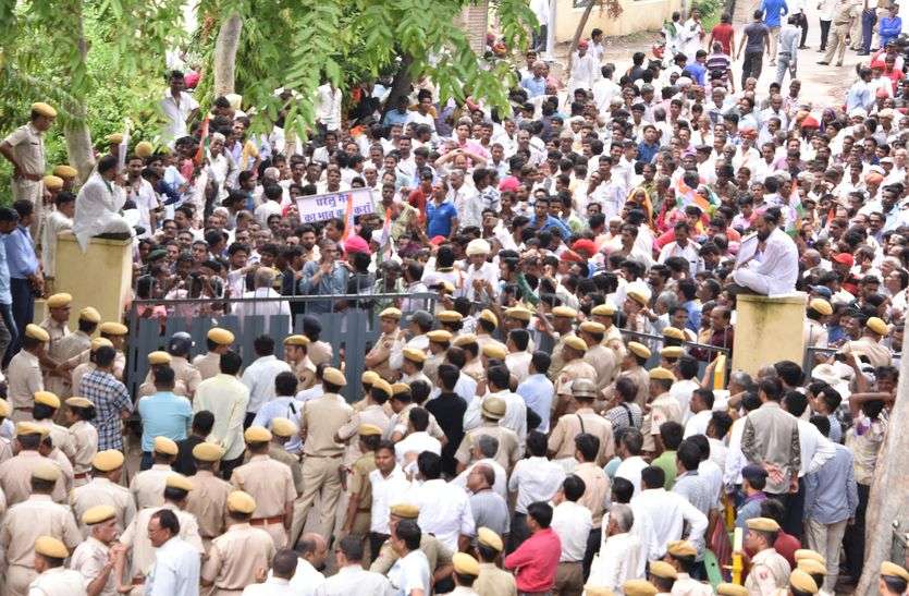 District Congress Committee रिमझिम बारिश में सरकार व प्रशासन पर बैखोफ बरसे सिरोही के यह पूर्व विधायक