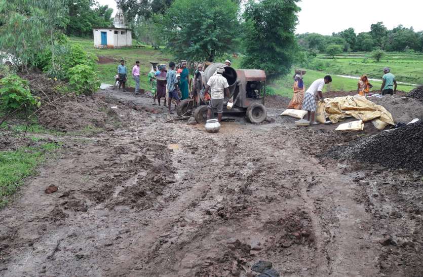 Roads made in mud, 8 lacs PCC road, unlikely to be on the road becomin कीचड़ में बना डाली 8 लाख की पीसीसी सडक़, मापदंडों के विपरीत बन रहे सडक़ पर अधिकारियों की अनदेखी
