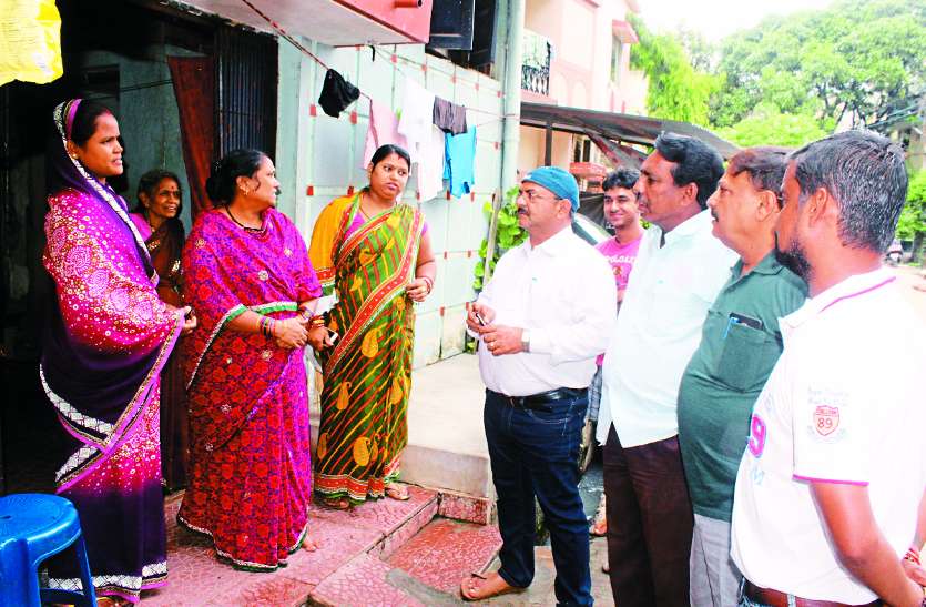 mayor kishor rai महापौर पहुंचे निगम कॉलोनी, महिलाओं ने लगा दी शिकायतों की झड़ी