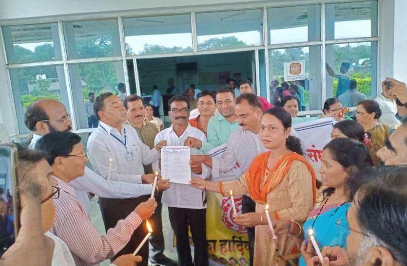 gyapan मोमबत्ती लेकर कलेक्ट्रेट पहुंचे लिपिक, सौंपा ज्ञापन