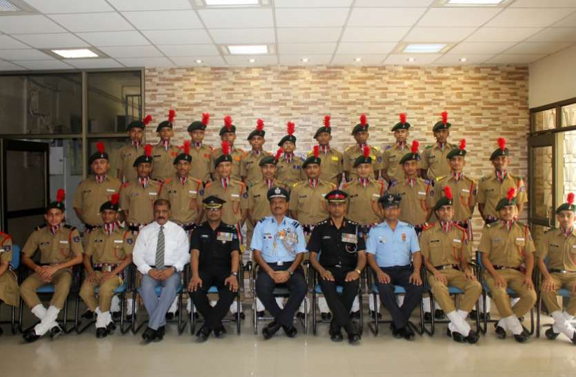 Air Vice Marshal join Foundation Day at Sainik School, student honour एयर वाइस मार्शल बोले, स्कूल की तैयारी का सेना में होगा प्रदर्शन तो साकार होगा सपना