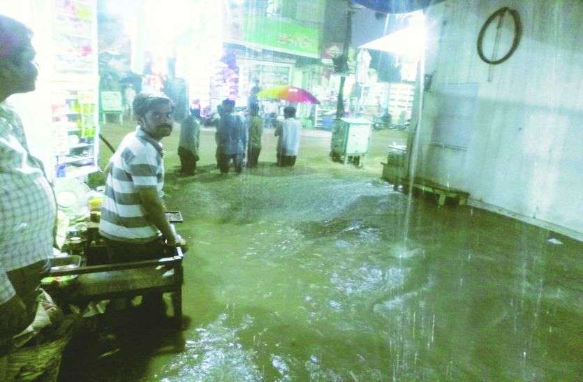 मुख्य बाजार में भरा बारिश का पानी। रात को डेढ़ घंटे में 62 मिमी पानी बरसा