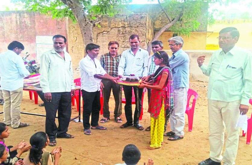 बालिकाओं को गणवेश सौंपते भामाशाह। बालिकाओं की पढ़ाई का उठाएंगे खर्च