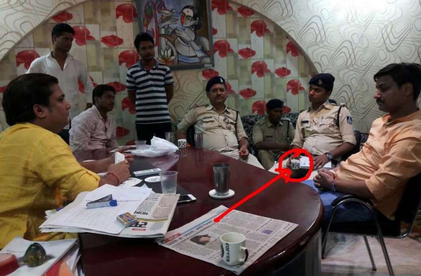 Mistake of MP police during arrest of accused मध्यप्रदेश पुलिस के फोटो वायरल: जिसे गिरफ्तार करना था उसी के साथ बैठकर पी चाय