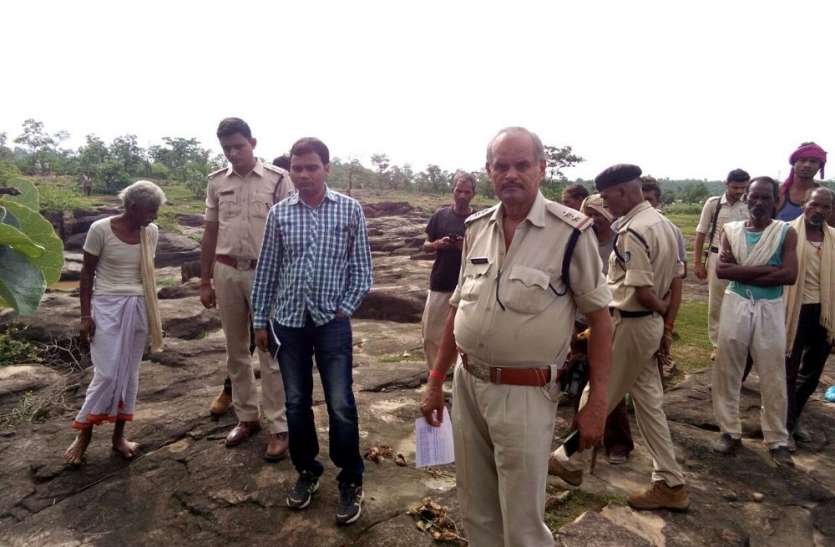 a young man kills an old man with axe महिला की चाहत में सिरफिरे ने की वृद्ध की हत्या, बकरी चराते समय हो गया था प्यार