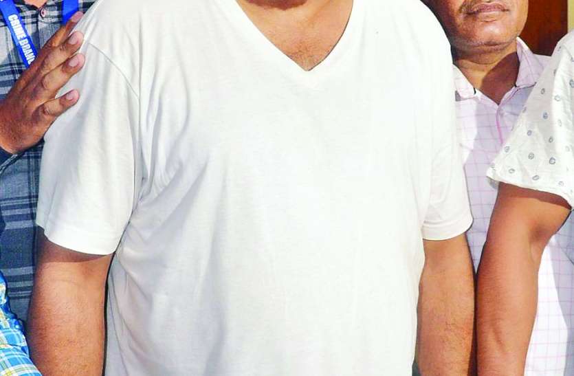 ashish das आशीष दास पर मेहरबान पुलिस, थाने में पार्टनर के साथ हो रही बैठक, होटल से आ रहा खाना
