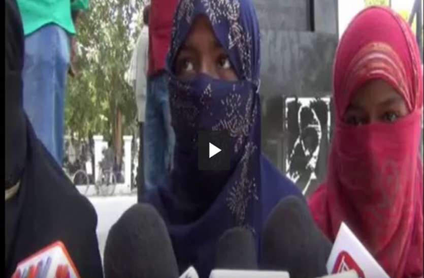 ambedkar nagar तीन तलाक पीड़ित महिला बेटियों के साथ बैठी धरने पर, नहीं हो रही सुनवाई