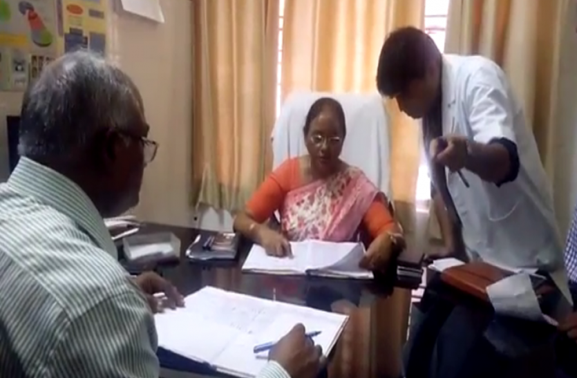 amethi जल निगम विभाग के दफ्तर पहुंची डीएम, दोनों जगह मिली कमियां, डीएम ने सीधे की कार्रवाई