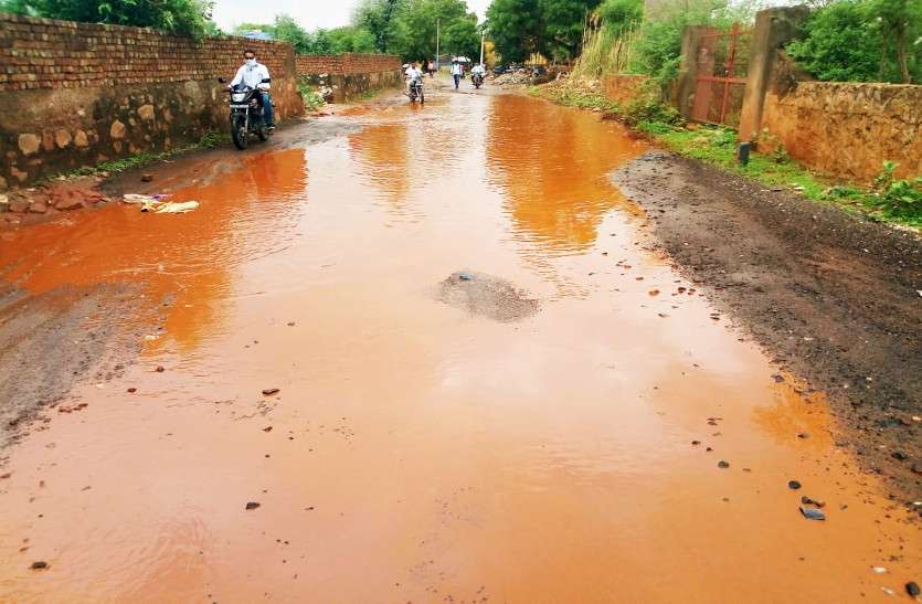 rain जरा सी बारिश में ही 'ड्रेनेज सिस्टम' का यह हाल, कौन है जिम्मेदार