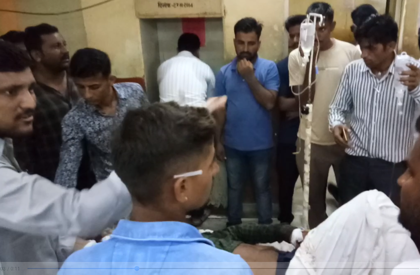 accident सड़क हादसे ने तीन जनों को पहुंचाया अस्पताल, चीखें सुनकर बचाने को दौड़े राहगीर