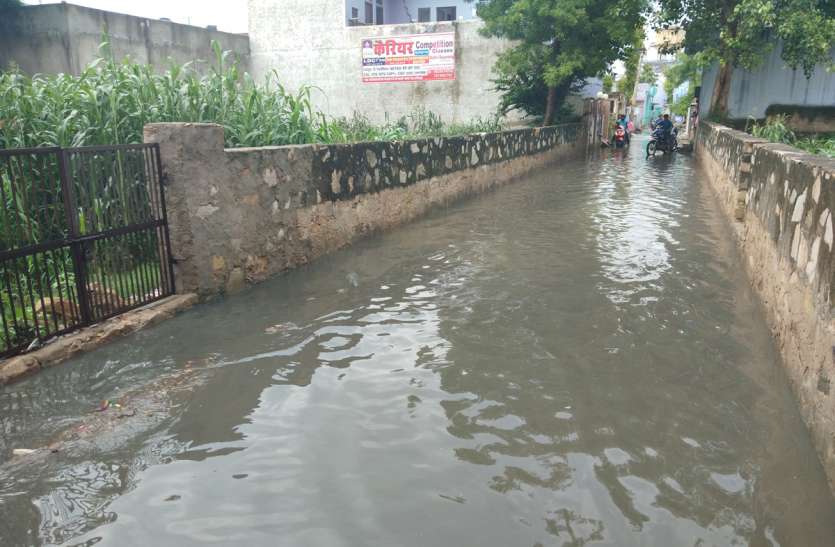 rain water on road बारिश के साथ ही खुल जाती है इंतजामों की पोल