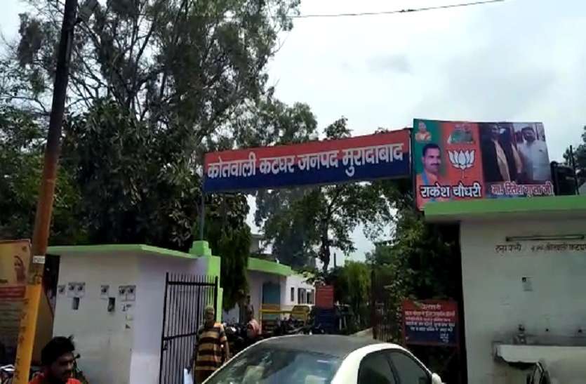 moradabad सत्ता की हनक: देखिये कैसे भाजपा नेता ने थाने के नाम के साथ लगा दिया अपना होर्डिंग