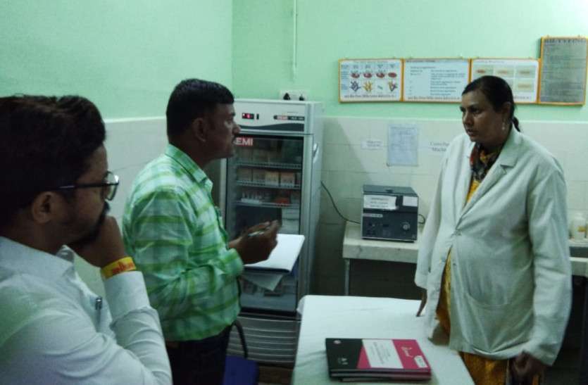 team inspecting blood bank जिला अस्पताल का ब्लड बैंक मात्र एक कर्मचारी के भरोसे, केंद्रीय टीम ने असंतोष जताया