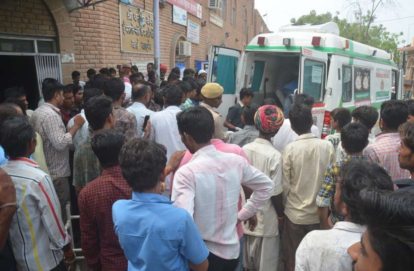 Two bike faces face to face, three seriously injured दो बाइक आमने-सामने भिड़ीं, तीन गंभीर घायल