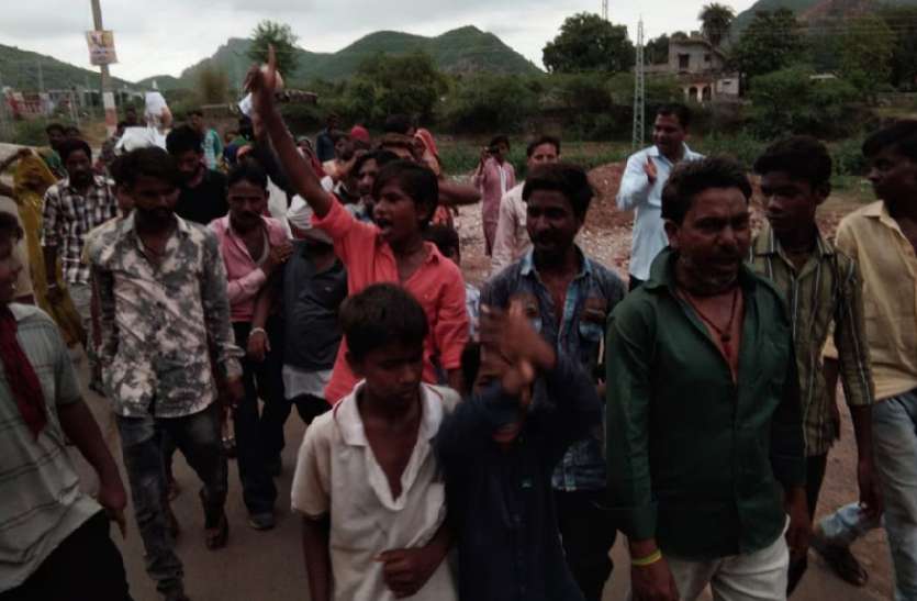 Meet our demands or else the city will rot हमारी मांगें पूरी करो वरना सड़ जाएगा शहर