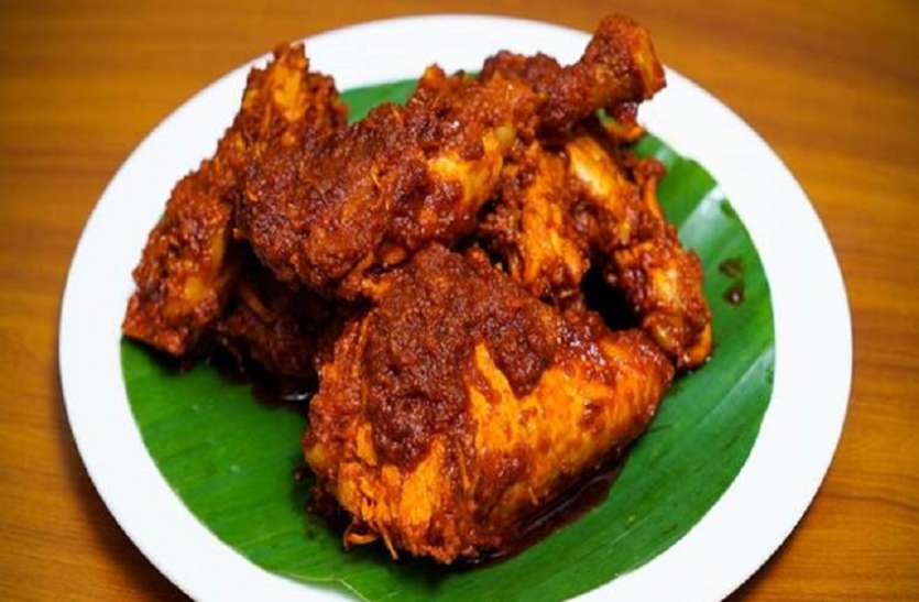 kolkata west bengal सड़ा मांस रास्ते में फेंका, दो को किया पुलिस के हवाले