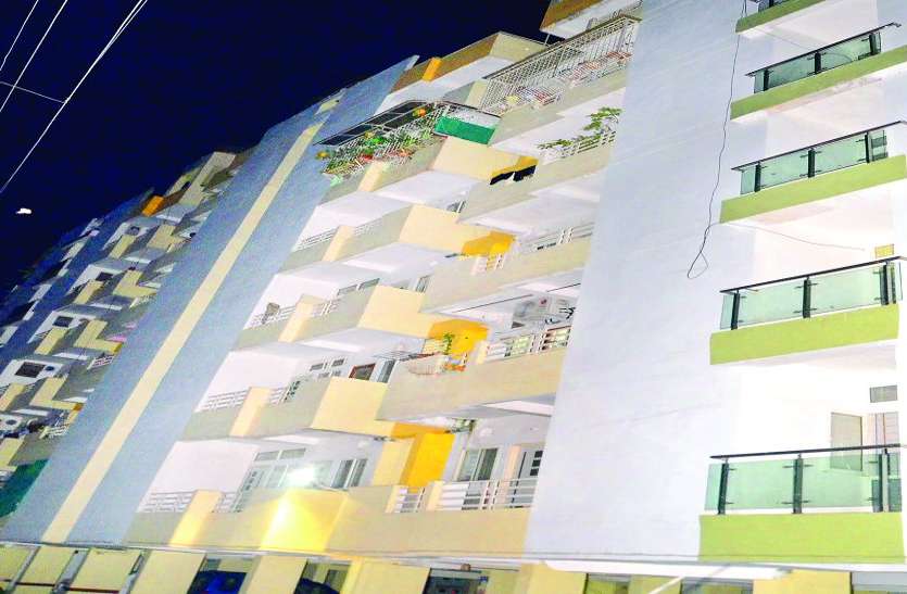 building accident 4 फीट होना चाहिए पैरापिट वॉल, पौने तीन फीट की रैलिंग से चला रहे काम
