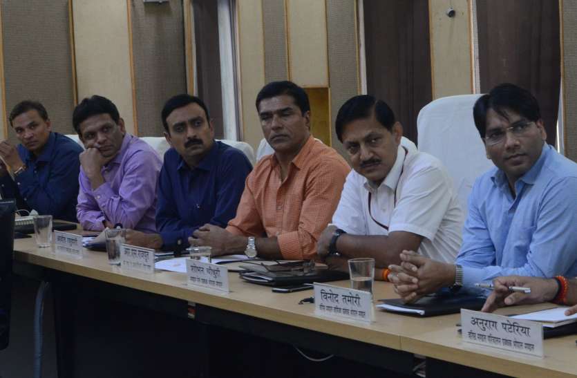 indian rail meeting भोपाल-लखनऊ एक्सप्रेस की मिडिल बर्थ हटाएं, क्रॉसिंग पर धीमे बजे हॉर्न
