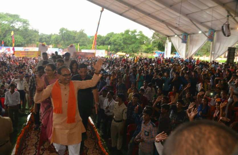 mp assembly election 2018 : cm shivrajsingh gift होनहारों को प्रदेश के मुखिया ने दिया मान, यूं खिल उठे चेहरे देखें live वीडियो